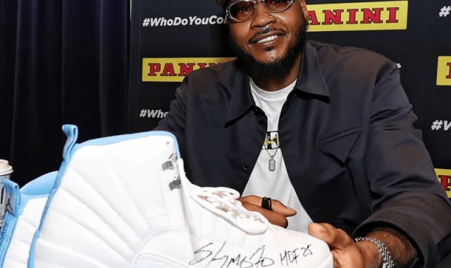 开云体育-安东尼在名人堂活动中为一位粉丝带来的AJ12甜瓜PE签名