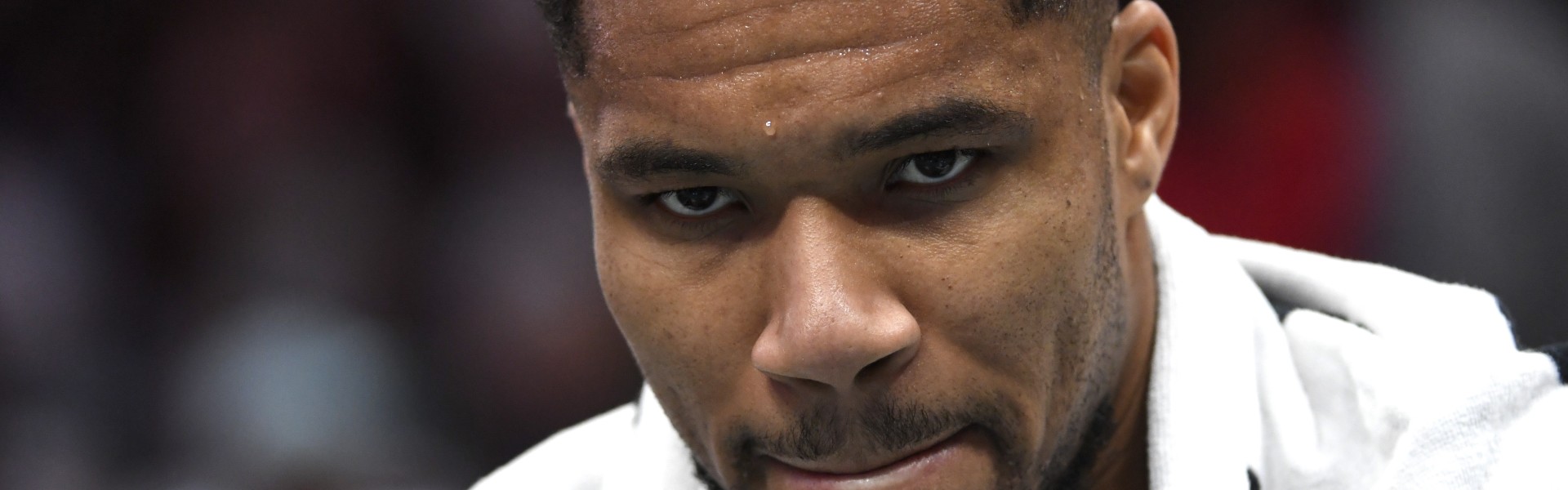 开云官网-无心恋战？字母哥最后时刻伤退&amp;8中4拿到22分13板7助 罚球16中14