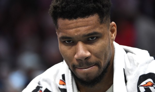 开云官网-无心恋战？字母哥最后时刻伤退&amp;8中4拿到22分13板7助 罚球16中14