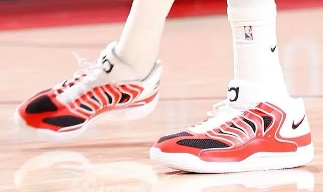 kaiyun-独木难支！杜兰特穿着长岛路德高中配色KD18，空砍31分5抢断